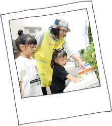 福岡PayPayドームの周りをお散歩する保育士と子どもたち